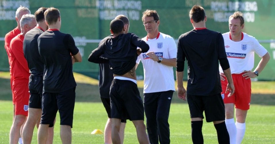 Fabio Capello conversa com seus comandados durante um treino da Inglaterra