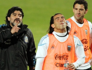 Maradona brinca com Tvez (centro) durante treino da Argentina; ele no ser Carlitos no Mundial