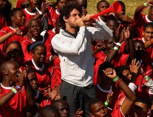Alexandre Pato toca a sua vuvuzela durante evento com crianas em Soweto, periferia sul-africana