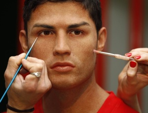 C. Ronaldo tirou o dia p/ maquiagem? No, foi sua esttua de cera que foi inaugurada em Londres