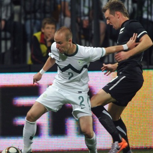 Esloveno Miso Brecko domina a bola durante amistoso preparatrio contra a Nova Zelndia