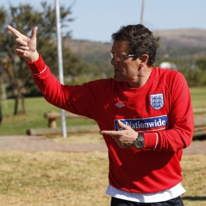 Fabio Capello d bronca em fotgrafos e cmeras durante treino da seleo inglesa em Rustenburg