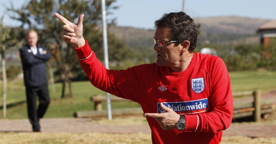 Fabio Capello dá bronca em fotógrafos e câmeras durante treino da seleção inglesa