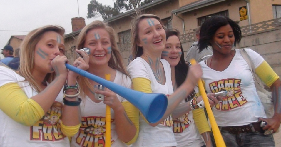 Garotas usam vuvuzelas para animar jogo de rúgbi na África do Sul