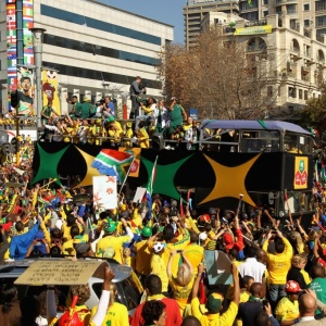 Seleção sul-africana faz desfile para a população, que recepcionou os jogadores de forma calorosa