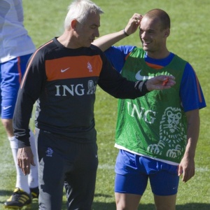 Tcnico Bert van Marwijk conversa com o meia Wesley Sneijder durante treino da Holanda