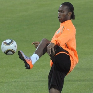 Operado no ltimo sbado, Drogba j treina em campo e corre contra o tempo para jogar a Copa