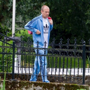 Arjen Robben chega  clnica onde faz fisioterapia na Holanda; jogador estaria recuperado