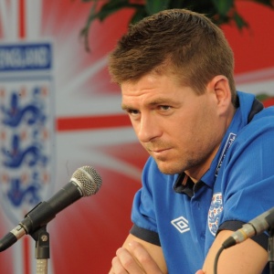 Steven Gerrard assumiu a tarja de capito da seleo inglesa aps a sada de Rio Ferdinand