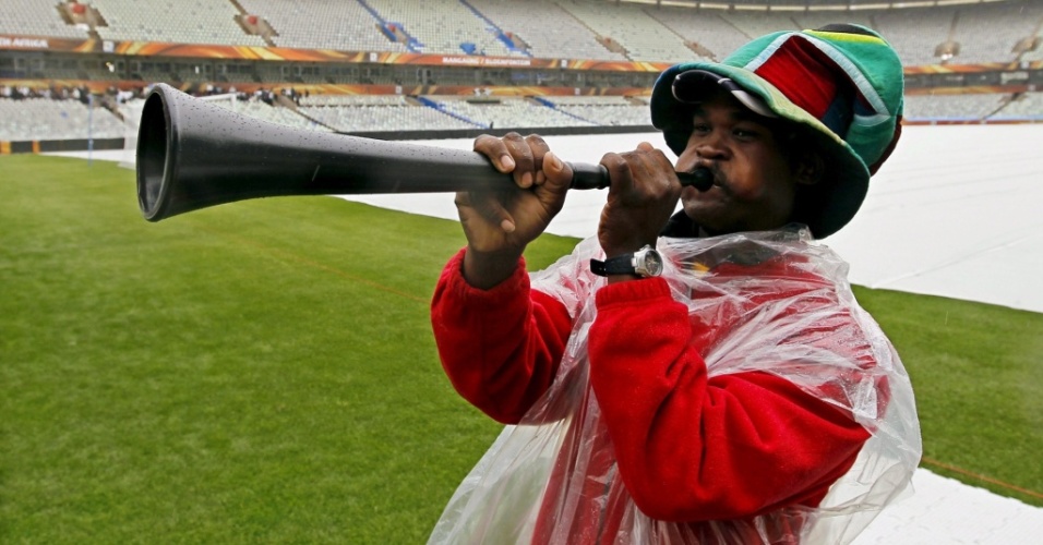 Sul-africano toca uma vuvuzela no estádio de Bloemfontein