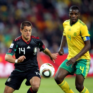 Capito Aaron Mokoena (d) quer apoio forte da torcida sul-africana na partida contra o Uruguai