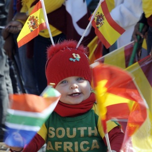 Beb agita bandeiras na recepo aos jogadores da Espanha em Potchefstroom, na frica do Sul