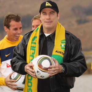 John Travolta se encontra com os jogadores da seleo australiana em treino na frica do Sul