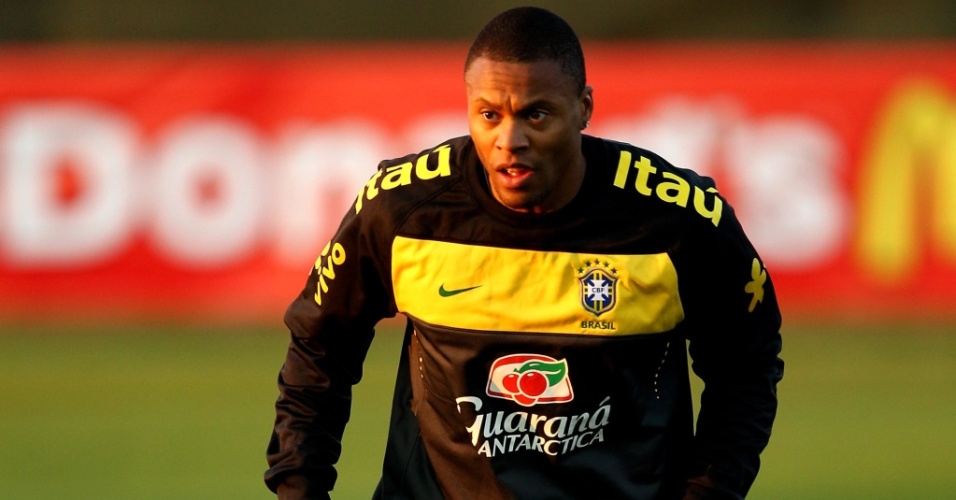 Júlio Baptista domina a bola no treino do Brasil em Johanesburgo
