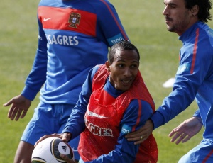 Com a bola, Liedson participa de jogo de rgbi no treino de Portugal na atividade em Magaliesburg
