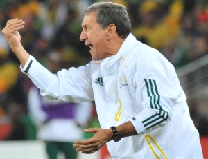 Parreira passa instrues aos atletas dos Bafana Bafana ao longo do confronto com os mexicanos