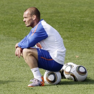 Wesley Sneijder senta na bola em treino da Holanda: jogador da Inter exagerou na atividade