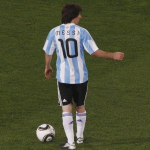 Fifa investigar uso de laser durante jogo entre Argentina e Nigria; Messi e Maradona foram alvo