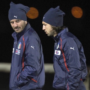 De Rossi (e) conversa com Pirlo em treino da Itlia; meia est confirmado apesar de leso