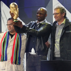 Patrick Vieira exibe taa na abertura da Copa ao lado de Danny Jordaan e Jerome Valcke