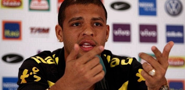 Felipe Melo concede entrevista coletiva