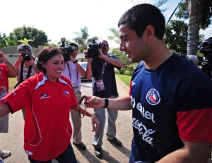 Meia Rodrigo Tello conversa com torcedora depois do treino da seleo do Chile em Nelspruit