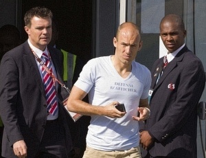 Robben deixa o aeroporto de Johanesburgo antes de entrar na viatura com destino ao hotel do time