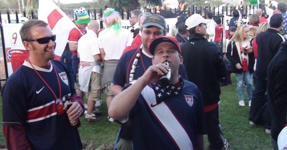 Torcedores norte-americanos bebem cerveja na chegada ao estádio Royal Bafokeng