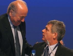 ngel Mara Villa conversa com o presideente da Fifa, Joseph Blatter, em congresso da entidade