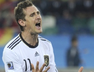 Klose elegeu o companheiro Ozil como o grande armador do renovado time da Alemanha no Mundial