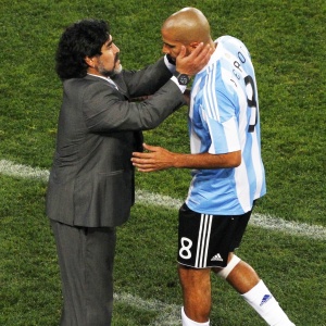 Maradona cumprimenta Vern aps a vitria da Argentina sobre a Nigria; meia saiu machucado