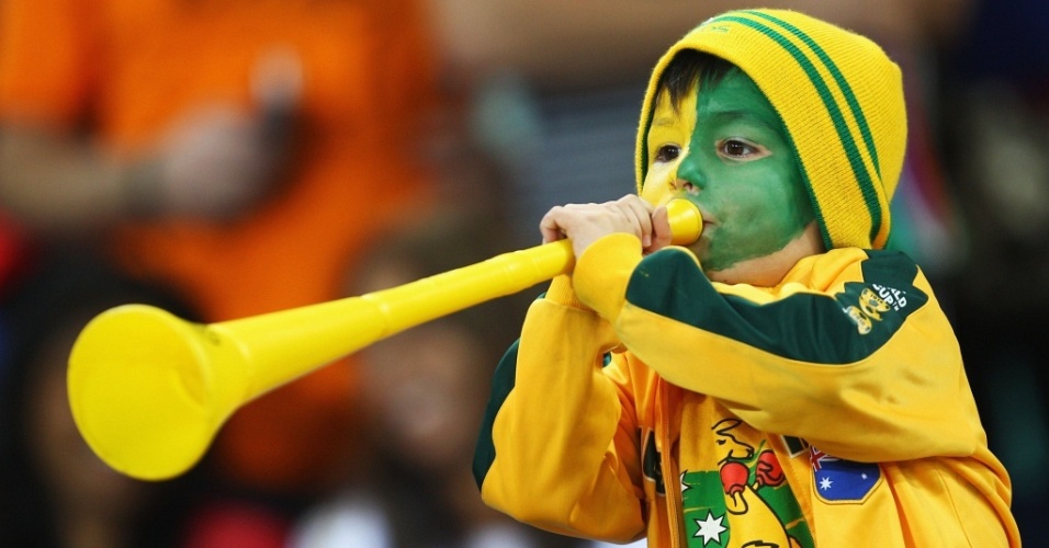 Menino assopra a vuvuzela na torcida pela Austrália contra a Alemanha