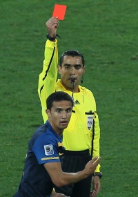 rbitro mexicano Marco Rodrigues mostra carto vermelho a Cahill
