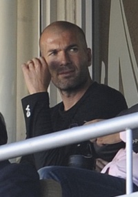 Zidane assiste ao jogo Arglia x Eslovnia na frica neste domingo