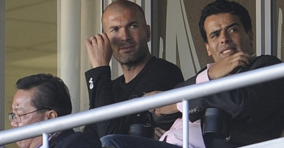 O ex-craque francês e filho de argelinos Zinedize Zidane assiste ao jogo Argélia x Eslovênia no estádio Peter Mokaba