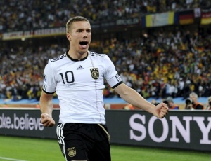 Podolski comemora seu gol na vitria da Alemanha sobre a Austrlia por 4 a 0 em Durban, na 1 rodada