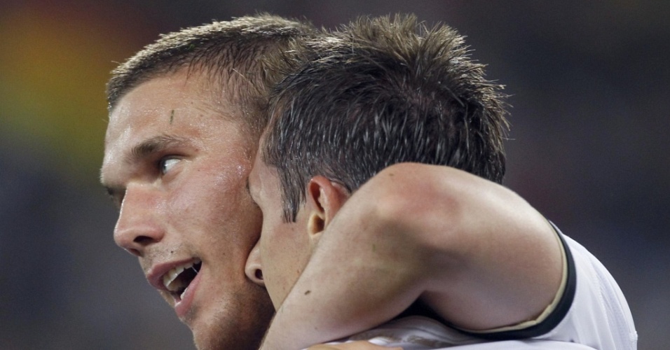 Podolski e Klose, os autores dos dois primeiros gols da Alemanha, se abraçam