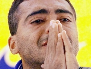 Romrio chora em coletiva aps ser cortado na Copa de 1998. Brasileiro disse que poderia jogar na fase de mata-mata. Agora  a vez do portugus Nani dizer que se recuperaria durante o Mundial