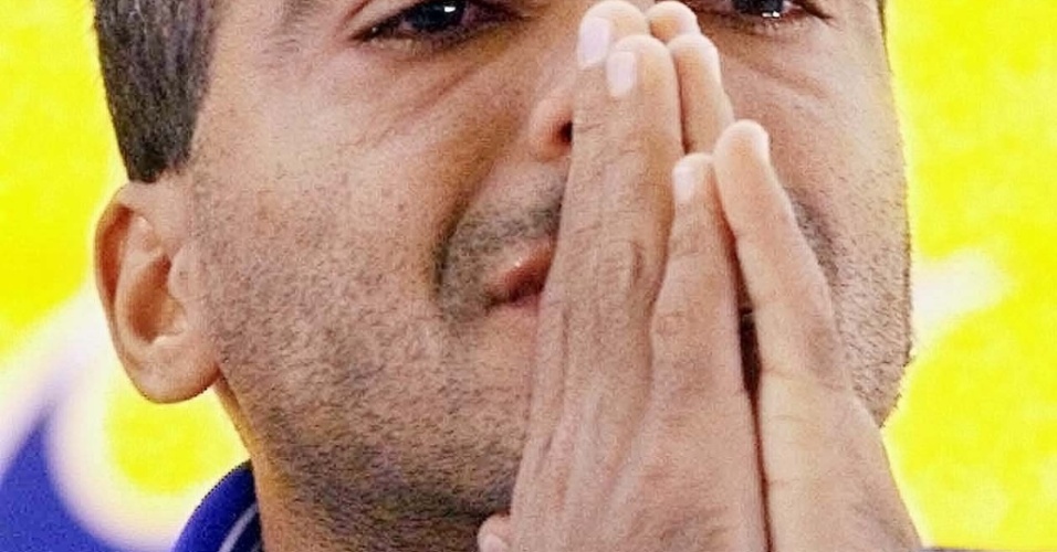 Romário chora em coletiva de imprensa depois de ser cortado da seleção brasileira na Copa da França-1998