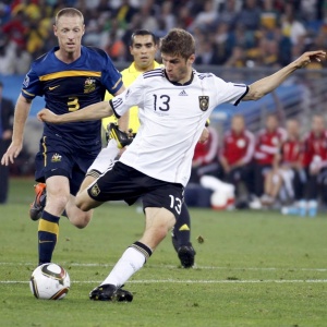 Thomas Mller chuta para marcar o terceiro gol para a Alemanha na goleada sobre a Austrlia