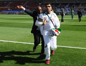 Torcedor argelino tentou em vo tirar fotos com os jogadores no campo antes do jogo em Polokwane