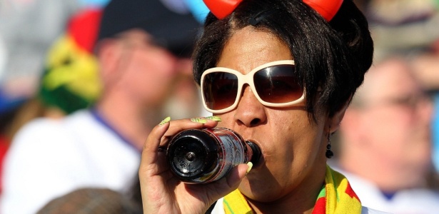 Torcedora toma cerveja durante partida na Copa do Mundo da África, em 2010