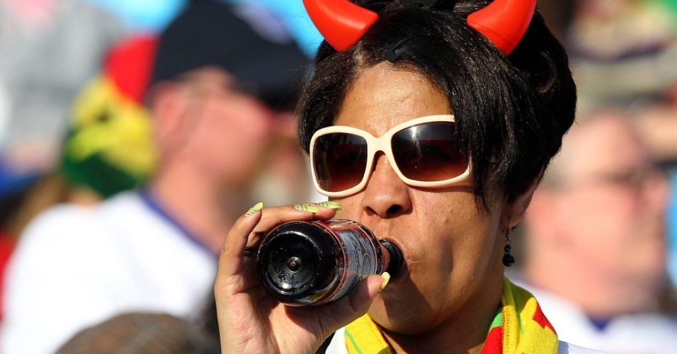 Torcedor tomando uma cerveja (em garrafa de plástico) antes do jogo Gana x Sérvia no estádio Loftus Versfeld