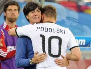 Joachim Lw abraa Podolski. Ns ganhamos respeito, destacou o treinador alemo