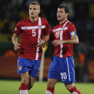 Seleo de Vidic (e) e Stankovic (d) foi tmida contra o time de Gana, reclama dirigente srvio