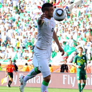 Argelino Abdelkader Ghezzal dominou a bola com a mo contra a Eslovnia e acabou sendo expulso