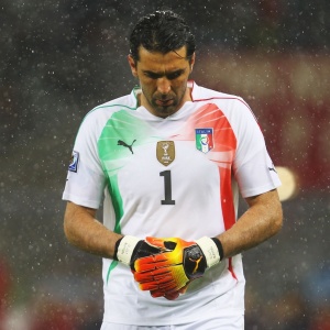 Gianluigi Buffon foi substitudo no intervalo do jogo Itlia x Paraguai com dores nas costas