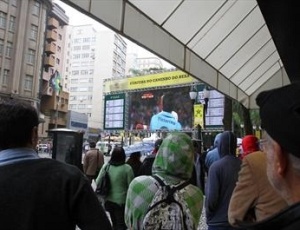 Curitibanos acompanham os jogos da Copa do Mundo em telo instalado na Boca Maldita