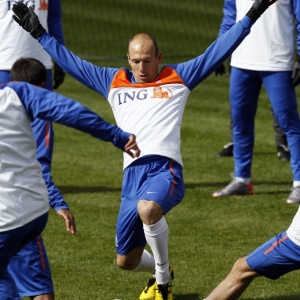 Arjen Robben participa de treino da Holanda na frica do Sul, pela primeira vez aps leso