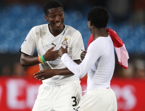 Asamoah Gyan e Annan comemoram danando aps a vitria contra a Srvia, na estreia na Copa